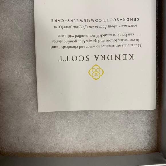 Kendra Scott pendant NWT - Picture 2 of 3